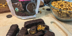 Barritas de caramelo, cacahuate y chocolate