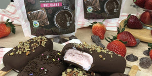 Paletas de fresa natural cubiertas de chocolate