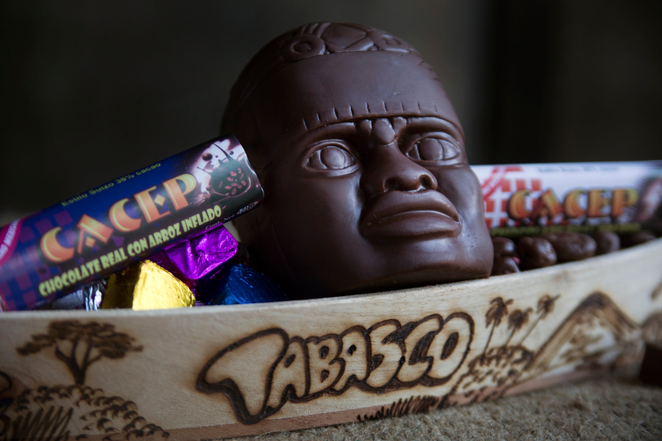 Cayuco de madera pirograbado, MEDIANO(con cabeza olmeca)